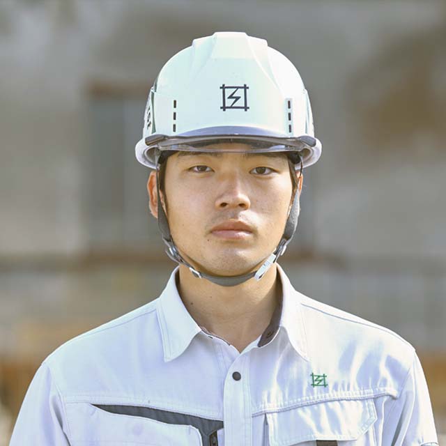 建築部・係員 新里 拓也
