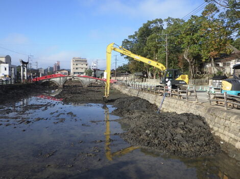 国宝 青井阿蘇神社の蓮池内土砂浚渫作業を行っております！