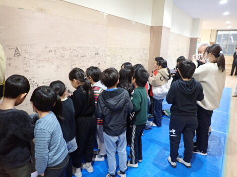阿蘇小学校で壁面メッセージ記入イベントを行いました！！
